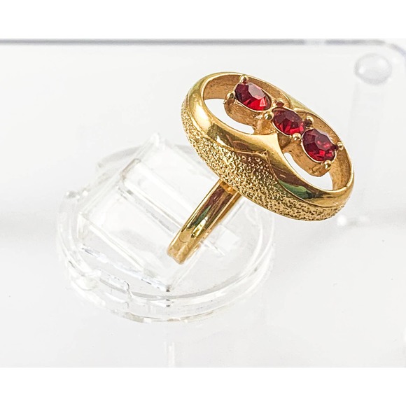 Sarah Coventry 1973 "Fire Fly" Gold-Tone Ring with Three Red Crystals - Size 6 - Picture 2 of 5